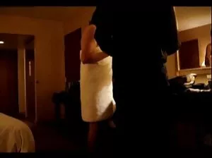 Guy insatiable fait petite amie Cooney et baise sur le canapé