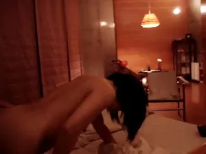 La beauté russe mesure un soutien-gorge blanc dans une salle d’essayage