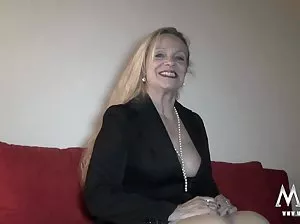 Sexe chaud avec brunette sur le canapé