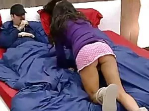 Maîtresse se repose sur le visage du garçon et lui fait lécher son ce