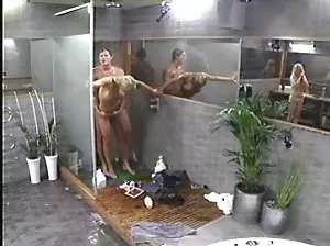 Chiennes lubrique attaché sa copine au lit et baisée un Strap-on