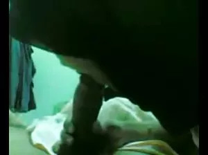 Femme au foyer sexy se promène nue dans l’appartement