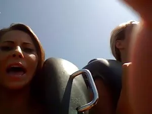 Fille excitée écarte ses jambes larges et se masturbe avec un vibrateur