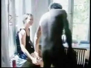 Salope mignonne avec un Pissy poilu déshabillé et branler au casting