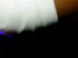 Le jeune Julian saute sur le pénis du petit ami