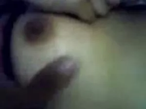 Mature homme frappé brune avec un bouchon serré