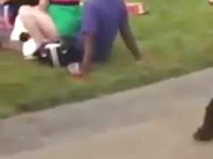 Filmer une blonde nue endormie sur une caméra vidéo