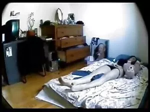 Le gars baise passionnément une jeune femme avec des tresses dans la salle de bain