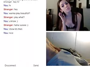 Salope avec un beau visage enlève ses vêtements