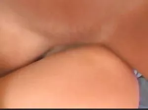 Brunette en bas emporté farces avec vibrateur