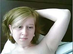 Brunette mignonne avec une fille très poilue