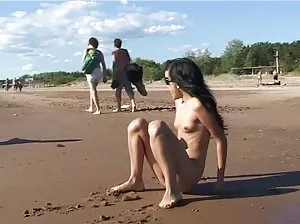Le modèle débutant apprend à poser érotiquement