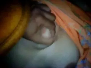 Bébé russe caresse son rose