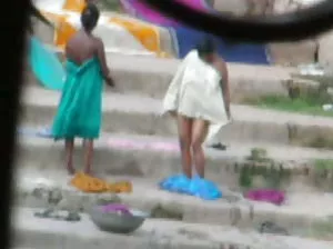 La fille aux cheveux roses fait une première personne nosenet