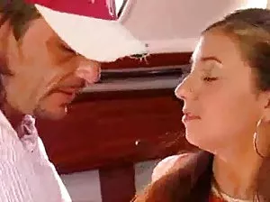 Blonde sexy dans l’huile se masturbe passionnément avec ses doigts