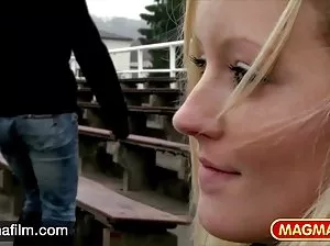 Blonde avec de gros seins n’est pas timide du photographe