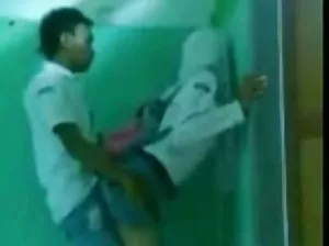 Étudiant sévèrement baisée enseignant dans la classe