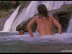 Les filles ludiques s’amusent avec les gars sur la plage sauvage