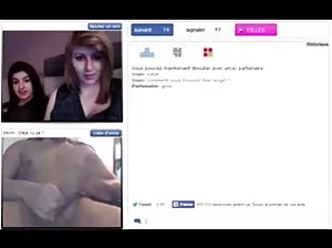 Brune sensuelle mis sur un Strap-on et baisée le cul de son copain
