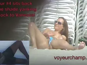 Cutie change de vêtements dans une cabine sur la plage et ne sait pas qu’elle est espionné sur