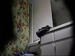 Lolita aux cheveux foncés caresse l’entrejambe à travers des collants