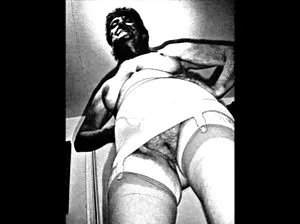 Les tapettes ont attaqué le gars et l’ont baisé.