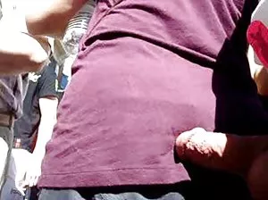 Fille enceinte montre hors tampon énorme avec de grands mamelons
