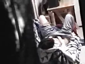 Un jeune garçon A servi deux femmes excitées