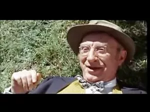 Une jeune fille avec un grand-père très vieux