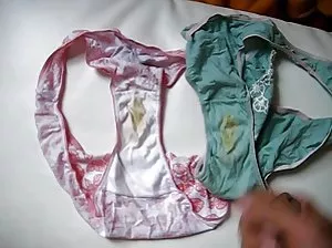 Tangage délicat tiré sur un membre d’une fille miniature dans un costume de chat
