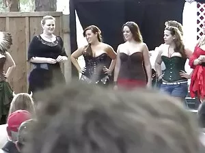 Modèle débutant luxes dans le lit avec son mari