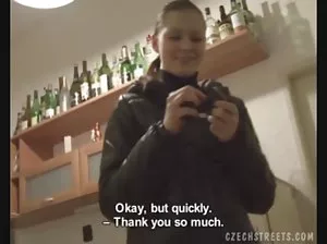 Fille avec de beaux laits saccages du pilote