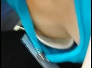 Dude dans un collier lèche les jambes de russe Domina