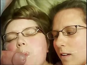 L’effet de la présence comme dans la réalité virtuelle lunettes-sexe avec une jolie soeur