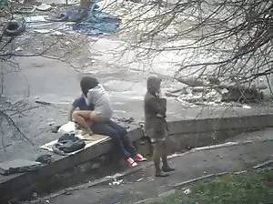 L’homme touche le Dulce poilu d’une fille endormie