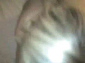 Milfa avec d’énormes seins baise lui-même avec un jouet