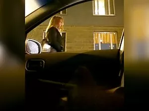 Blonde avec des tatouages développé un anus serré