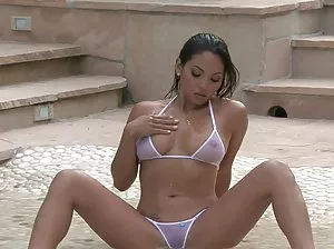 Femme adulte dans des bottes écarte ses jambes et baise avec une machine sexuelle