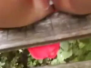 Le mari prend un bain de mousse avec une jeune maîtresse