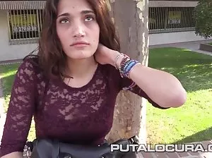 Fille avec poilu seins et aisselles montre gros seins
