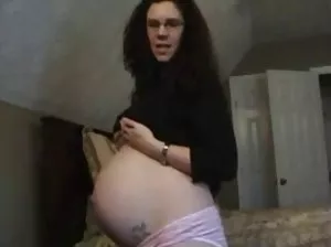 Lily avec des traites énormes communique dans un chat sexuel