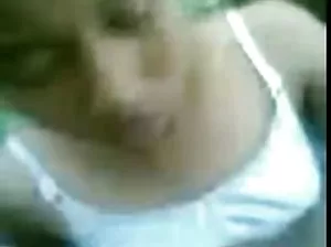 Sleeping Danielle coincé ses doigts dans une chatte humide