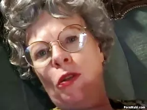 Bébé en lingerie prend un selfie dans la salle d’essayage