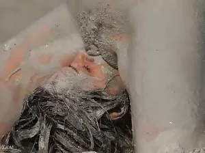 Une énorme bite dans le cul d’une bête rousse