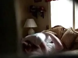 Snow Maiden saute sur le pénis du garçon dans un masque
