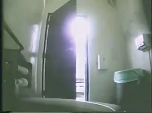Énormes seins et un vagin spacieux profiter d’une Phalos artificielle sur les escaliers