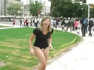 Nudistes mignons ne soupçonnent même pas qu’ils sont surveillés
