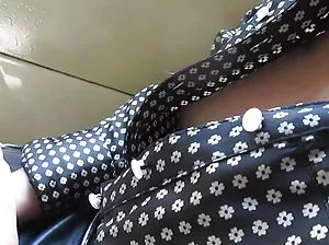 Fille en bas nylon se masturbe dans le chat