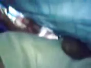 Dude se faufile un coup d’oeil à la brune qui a mis ses jambes