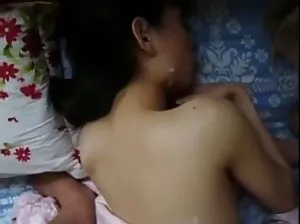 Belle fille sexuellement pose devant l’amant et suce son cheval